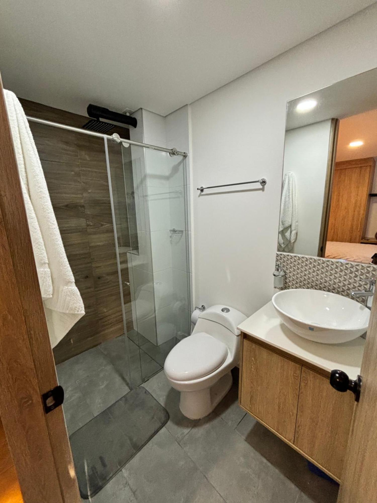 Zona Rosa 311-532-4072 Escribir Aqui Confirmar Apartment *